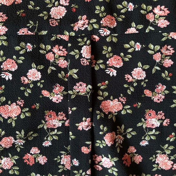 NWOT “Ripe” Floral Tie Front V-Neck Blouse - Picture 8 of 13